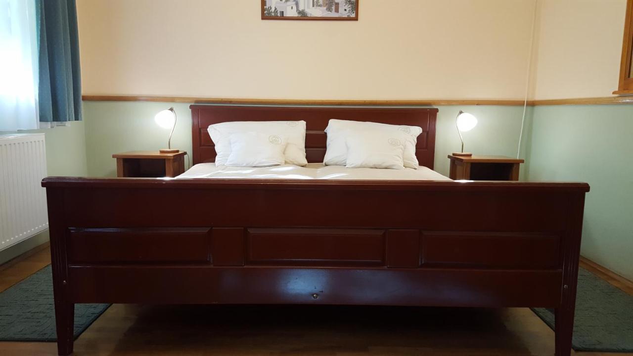 Bed and Breakfast Laetitia Panzió Kaposvár Exterior foto